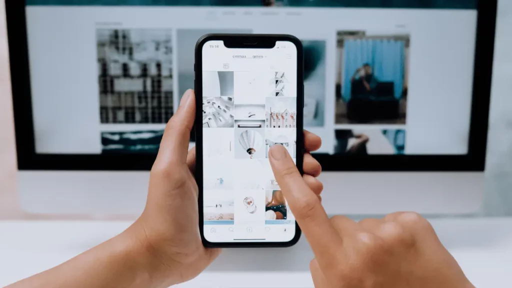 Pessoa vendo instagram no celular