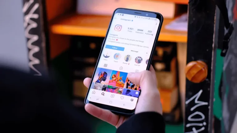 Pessoa vendo instagram no celular