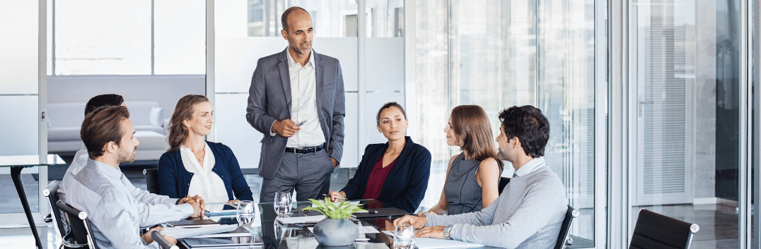 Profissionais reunidos para discutir estratégias de SEO.