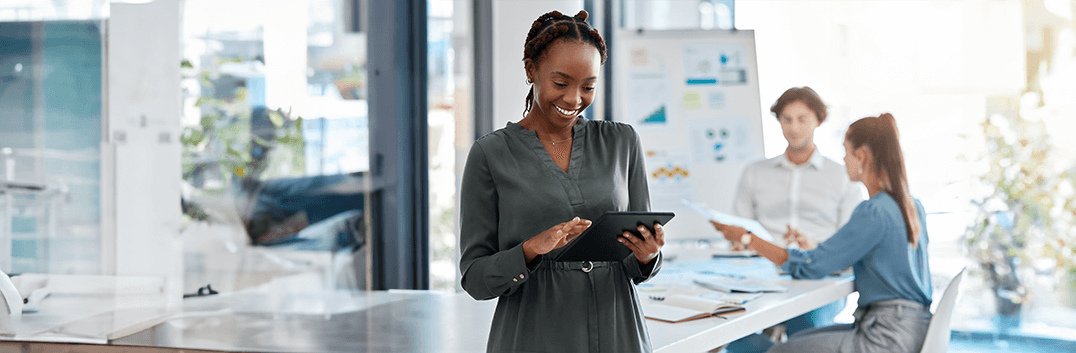 Mulher negra sorridente conferindo a pesquisa Safe of Search 2023 em um tablet preto.