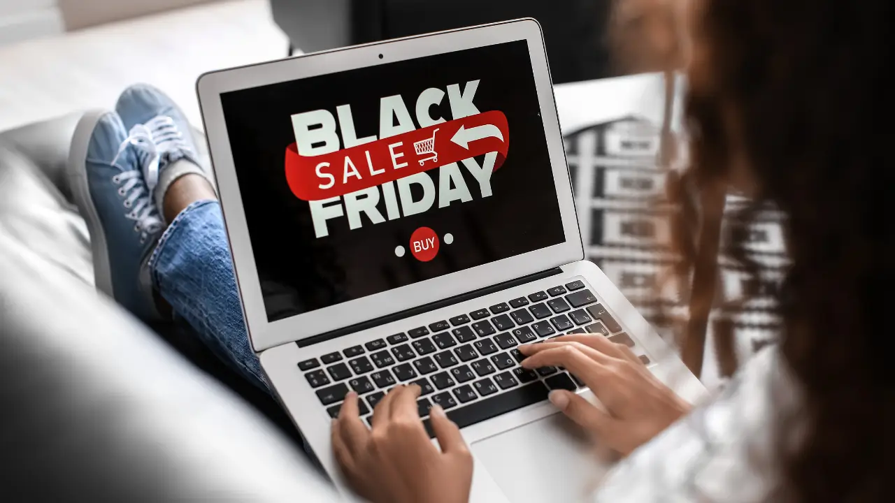 Mulher fazendo compras online no black friday