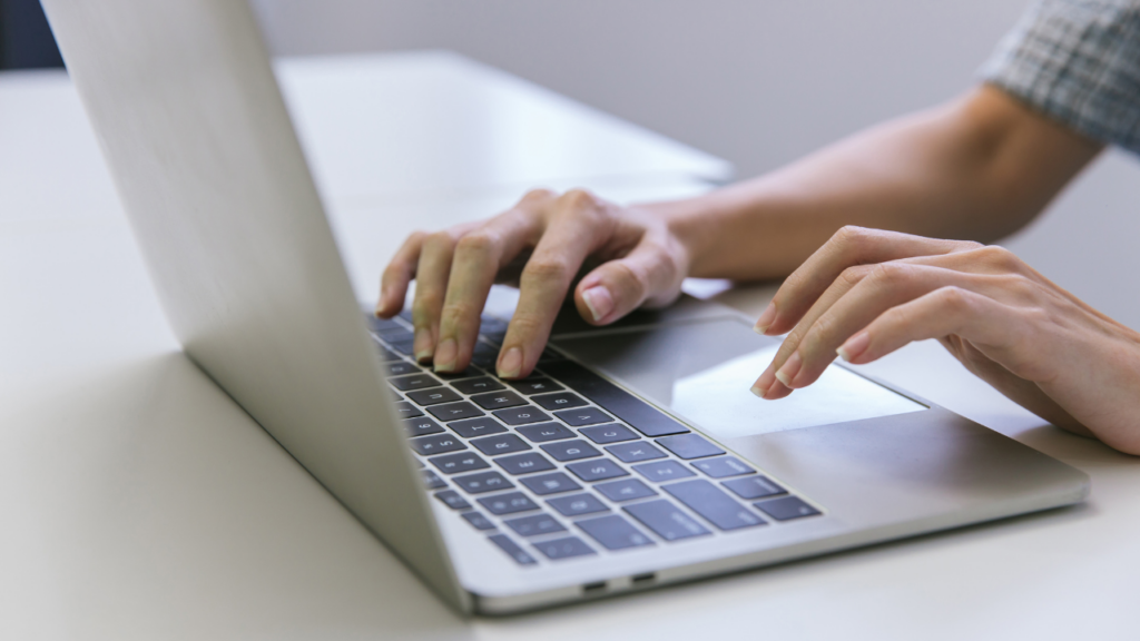 Mulher usando teclado de computador