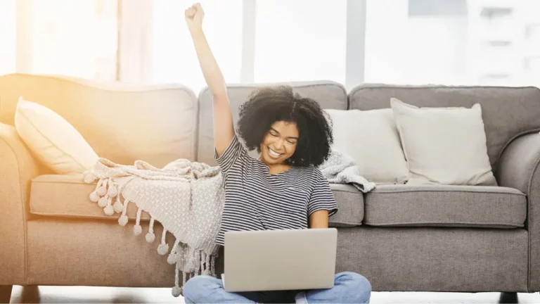 Mulher feliz com tráfego pago