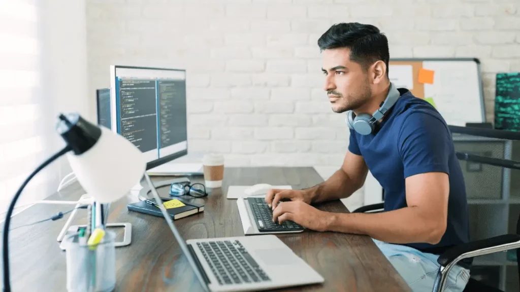 Homem trabalhando em uma agência de SEO.