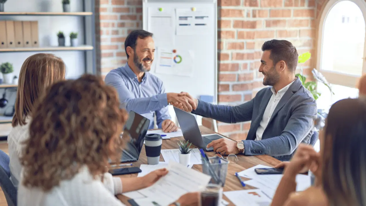 Equipe explicando ao cliente por que contratar uma agência de SEO